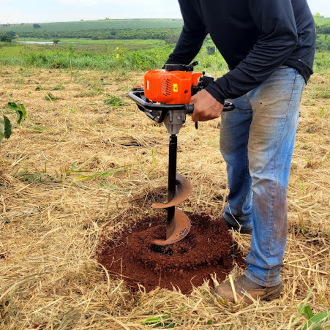 Operário Soul Serviços Florestais perfurando solo para plantio de muda nativa